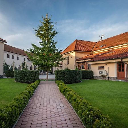 Chateau Krakovany Bagian luar foto