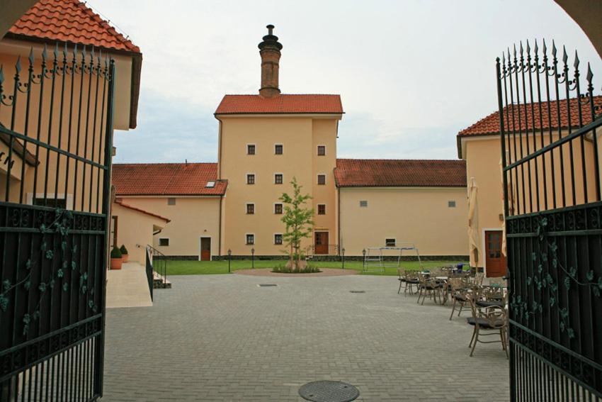 Chateau Krakovany Bagian luar foto