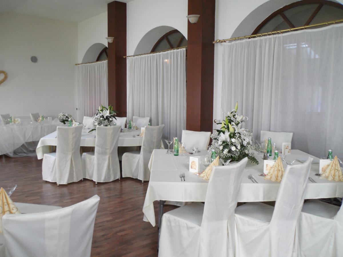 Chateau Krakovany Bagian luar foto