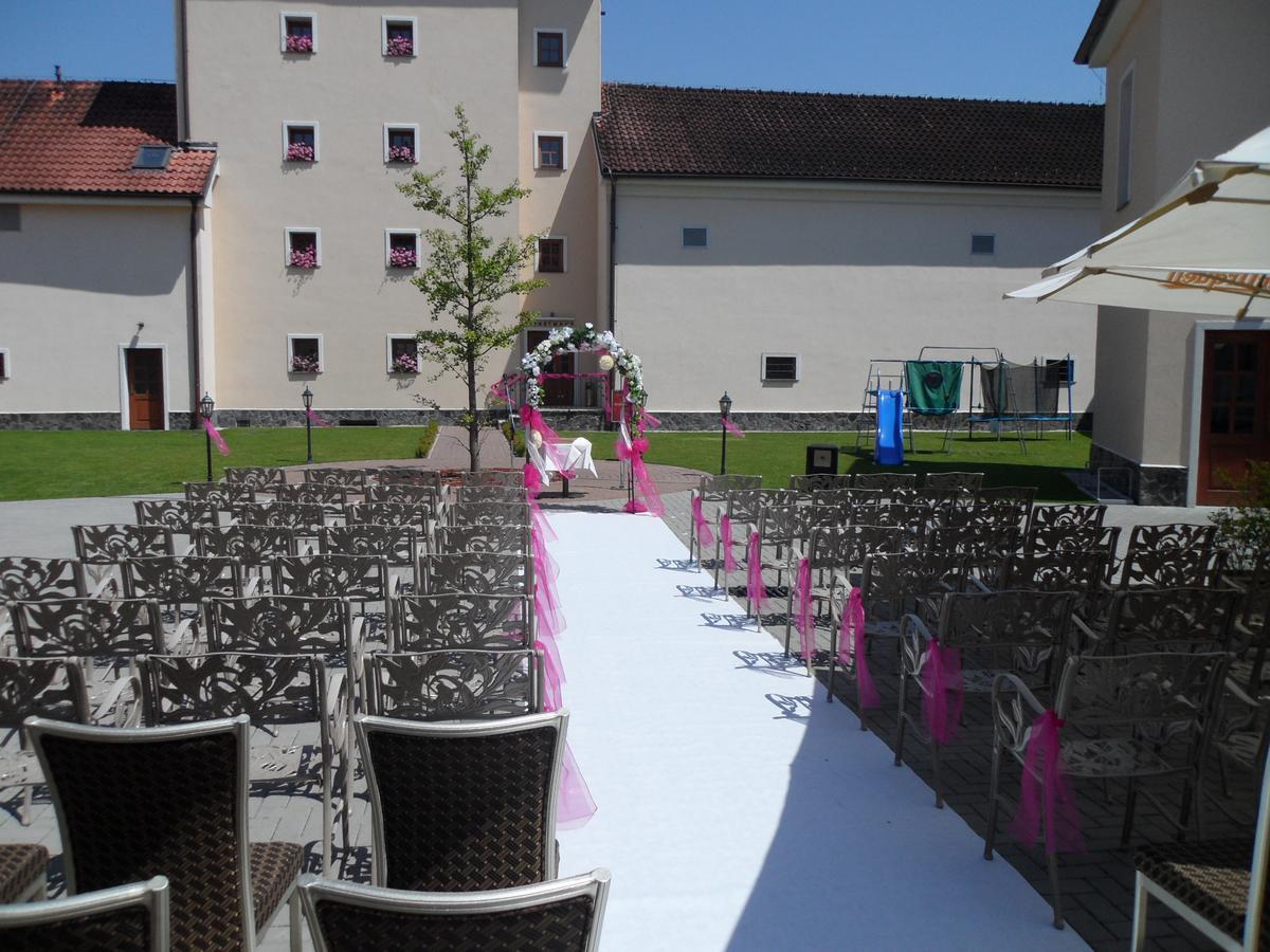 Chateau Krakovany Bagian luar foto