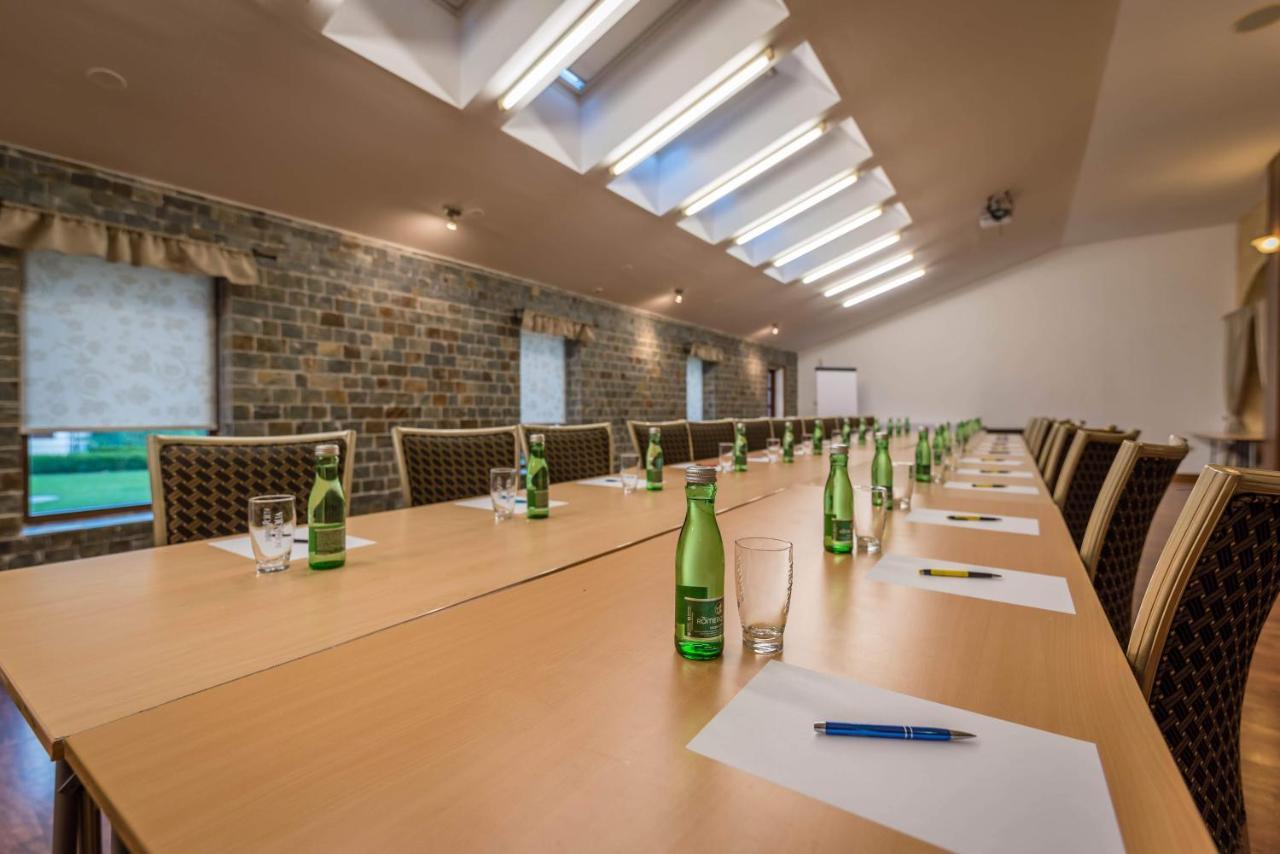 Chateau Krakovany Bagian luar foto