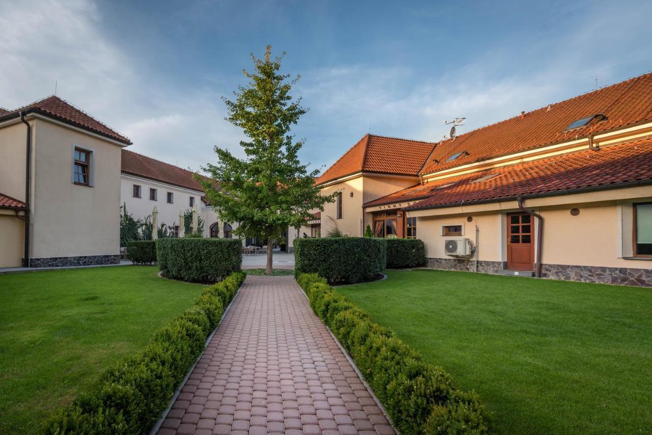 Chateau Krakovany Bagian luar foto