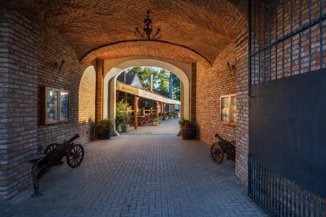 Chateau Krakovany Bagian luar foto