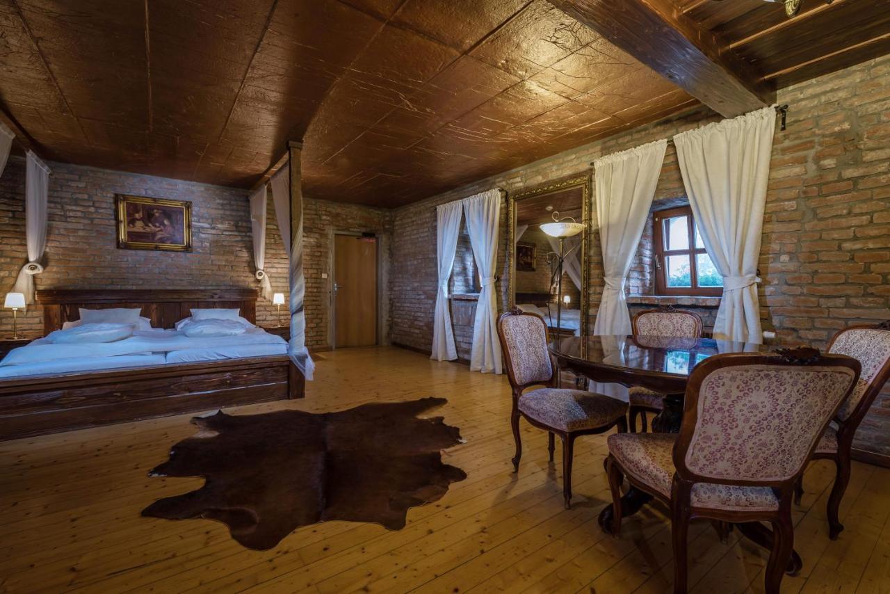Chateau Krakovany Bagian luar foto